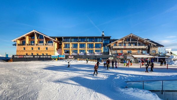 Guests at Berghotel have ski-in, ski-out access. Guests at Berghotel have ski-in, ski-out access.