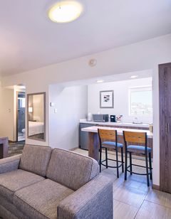 Holiday Inn Hotel & Suites