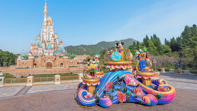 The Friendtastic! parade features 11 floats, 100 performers, over 30 Disney characters, and original songs, showcasing films like Zootopia, Encanto, and Toy Story.